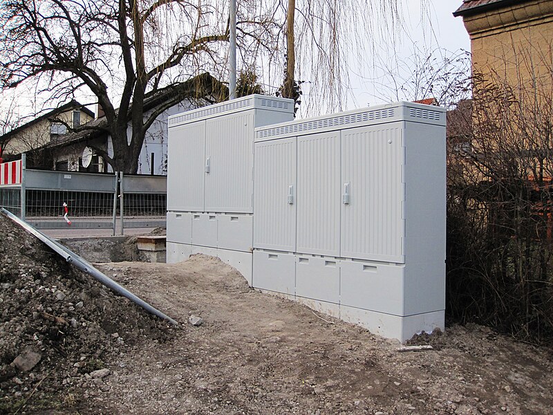 File:Outdoor DSLAM Breitenholz (Ammerbuch).jpg