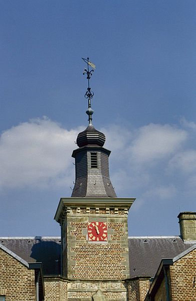 File:Overzicht van de top van de toren met uurwerk en met uivormige spits - Maastricht - 20407945 - RCE.jpg