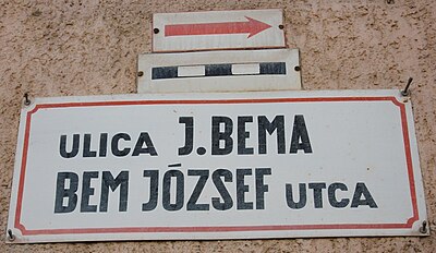Dwujęzyczna (najpierw po słowacku, później po węgiersku) nazwa ulicy Józefa Bema w Štúrovie przy granicy z Węgrami