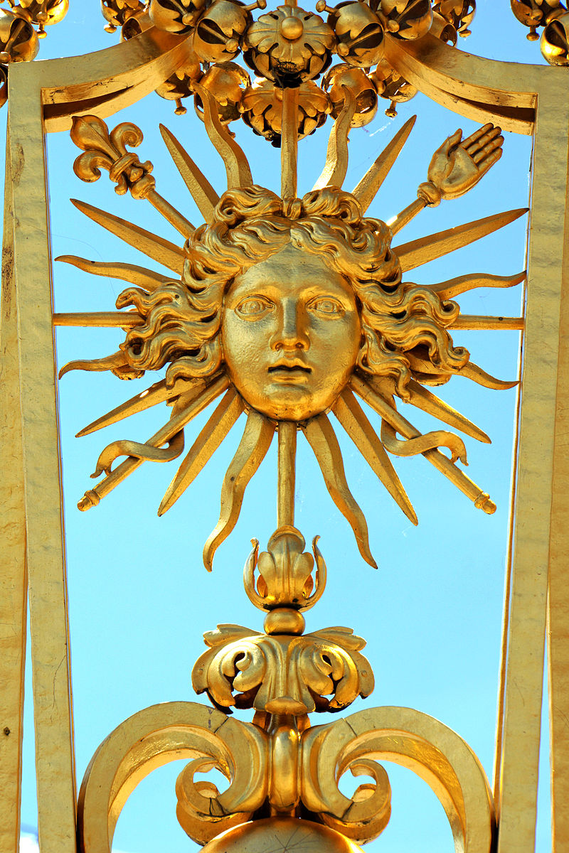 Embelm des Sonnenkönigs am Gitter von Versailles