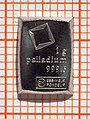 Palladium-Kleinbarren (1 Gramm) auf Millimeterpapier
