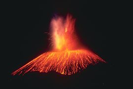 パリクティン火山のスコリア丘の噴火
