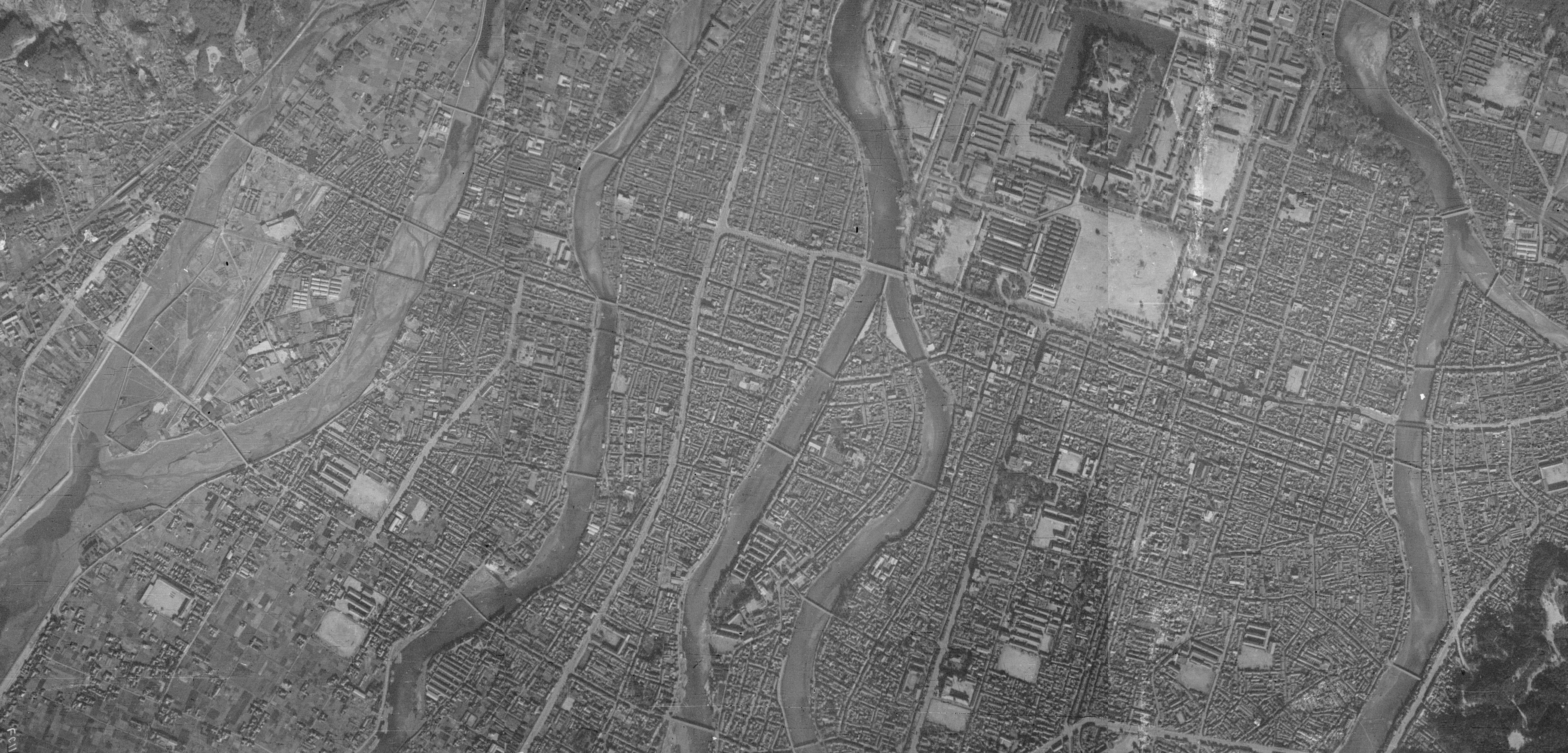 1939年旧陸軍撮影。上地図と位置関係を参照。写真中央右下のコの字型の建物が島病院。