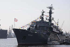 Okręt na obchodach Dnia Marynarki Wojennej w Petersburgu, 2010 r.