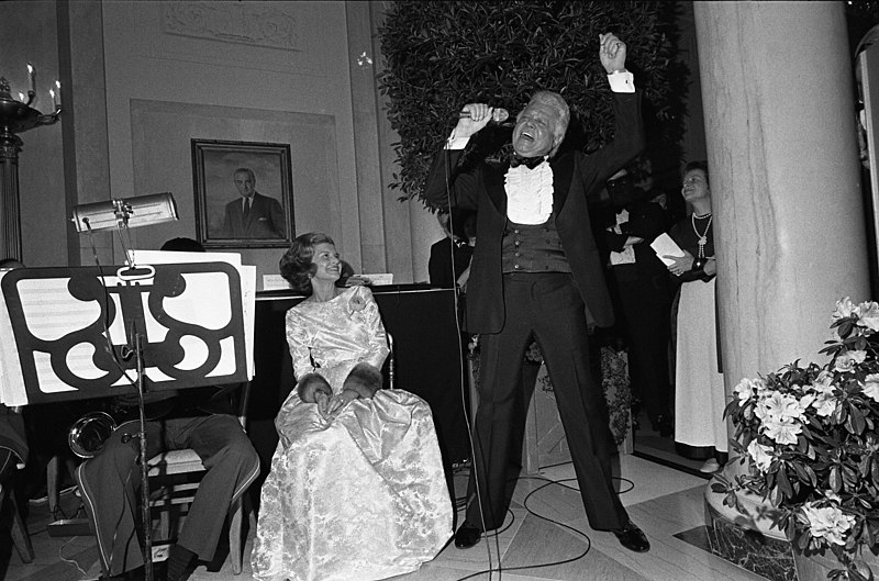 File:Photograph of First Lady Betty Ford Watching Singer Billy Daniels Giving an Impromptu Performance during the After-Dinner Dancing at a State Dinner Honoring Prime Minister Yitzhak Rabin of Israel - NARA - 7840002.jpg