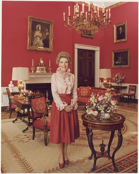 File:Photograph of Official Portrait of Mrs. Reagan in the Red Room - NARA - 198511.jpg