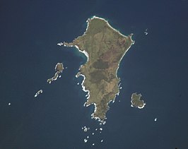 Pitt Island vanuit de ruimte (NASA 21/9/2002). De omliggende eilanden Mangere Island en Little Mangere (westelijk) en South East Island (oostelijk) zijn hierop goed te zien.