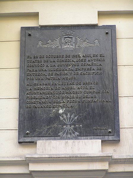 File:Placa en honor de José Antonio Primo de Rivera en la fachada del teatro de la Comedia (2 de abril de 2006, Madrid).JPG