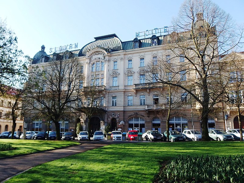 File:Plzeň, hotel Slovan.jpg