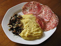 Polenta với Sopressa và nấm, một món ăn nhà nông truyền thống của Veneto