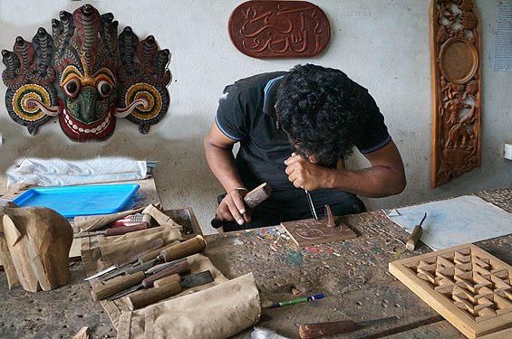 Engraving on wood (Graveur sur bois) in an artisanal center of Polonnäruvâ.- (Sri Lanka).