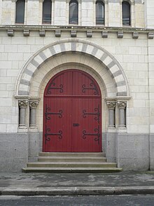 Entrée des locaux laïcisés rue de Paris, anciennement une chapelle