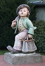 Statue représentant une figurine Hummel devant l'usine de porcelaine W. Goebel à Rödental, arrondissement de Cobourg
