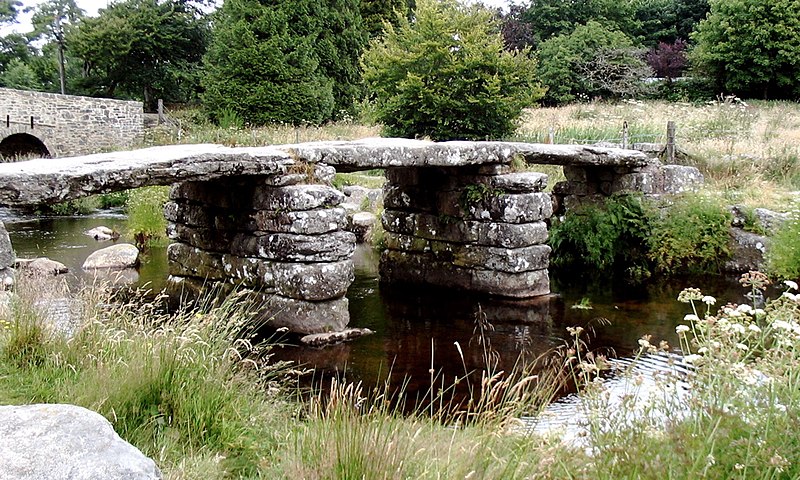 https://upload.wikimedia.org/wikipedia/commons/thumb/2/26/Postbridge_Clapper_Bridge_2005-07-21.jpg/800px-Postbridge_Clapper_Bridge_2005-07-21.jpg