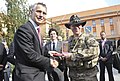 Jens Stoltenberg a americký veľvyslanec Andrew Schapiro 8. septembra 2015 v Prahe vítajú amerických vojakov