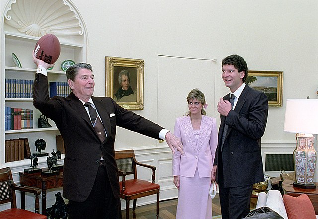 Kosar with U.S. President Ronald Reagan in the Oval Office in February 1987