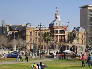 De Oude Raadsaal op het Kerkplein met het standbeeld van Paul Kruger op de voorgrond