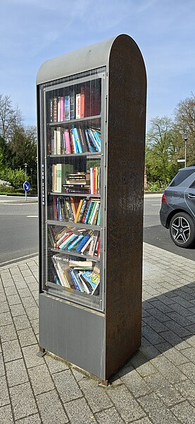 File:Public bookcases in Gerolstein, Bahnhofstraße; 2024 in Landkreis Vulkaneifel; Public bookcases in Rhineland-Palatinate.jpg