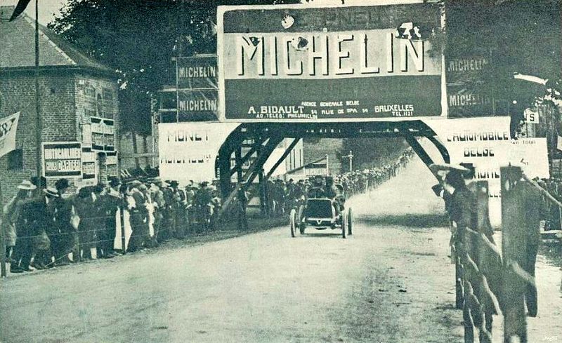 File:Publicité Michelin au Circuit des Ardennes 1905 (pilote Hémery, le futur vainqueur).jpg