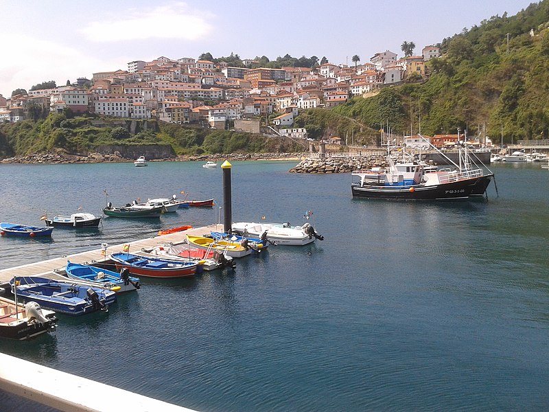 File:Puerto de Lastres - panoramio (1).jpg