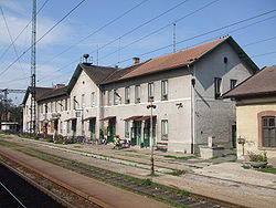 A Pusztaszabolcs vasútállomás homlokzata
