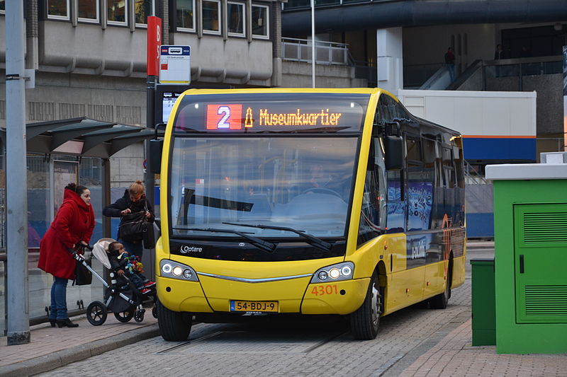 File:Qbuzz U-OV 4301, Utrecht Centraal-Centrumzijde (11936635855).jpg