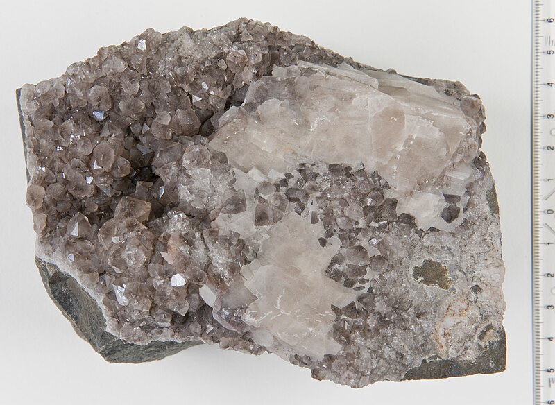 File:Quartz kirn-eifel hg.jpg