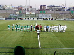 Un match du Red Star, ici en maillot vert, au stade Bauer en 2011 avec vue sur la tribune Sud, aujourd'hui fermée pour cause de vétusté.