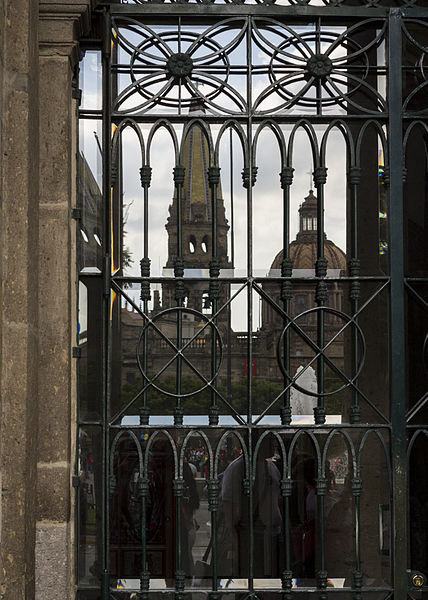 File:Reflejos de la Catedral de Guadalajara.jpg