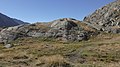 Roccia montonata con evidenti striature glaciali. Il ghiacciaio proveniva dal lato da cui è stata scattata la foto. Vallone della Savine, Lanslebourg-Mont-Cenis (Francia)