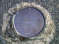 Messingplakette mit Hinweis auf die Rosenquelle in der Komphausbadstrasse