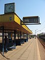 Polski: Przystanek SKM Gdynia Chylonia - zegar oraz paletowa tablica informacyjna (zwana także pragotron) English: SKM train station Gdynia Chylonia