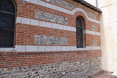 Détail de l'appareil du côté sud: alternance de lits de moellons de silex, de pierres taillées de calcaire, et de briques.