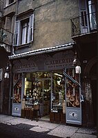 Предниот дел на продавницата на салумерија во Верона, Италија
