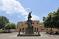 Santo Domingo - Kathedraal Santa Maria La Menor en standbeeld van Christoffel Columbus.JPG