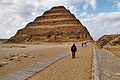 Imhotep construyó en 2645 a. C. para su faraón Dyeser, una tumba de diseño revolucionario, la pirámide escalonada, la primera erigida en Egipto.