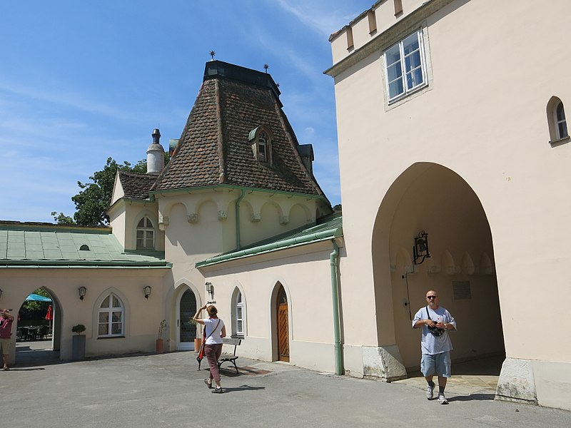 File:Schloss Laxenburg 3.jpg