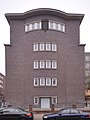 Deutsch: Fassade der ehemaligen Volksschule Schaudinnsweg am Rübenkamp in Hamburg-Barmbek-Nord. This is a photograph of an architectural monument. It is on the list of cultural monuments of Hamburg, no. 1766.
