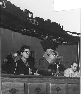 Leonid Shulman vid föreläsarens skrivbord på Kiev Planetarium.  1961