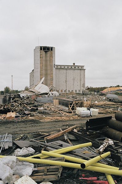 File:Silo demolition at SOK mill in Toppila 20120930 007.jpg