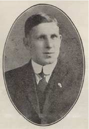 Czarno-białe zdjęcie Edgara Bauera w garniturze i krawacie