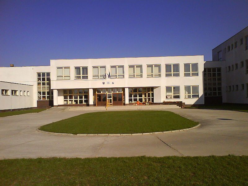 Základná škola s materskou školou zalužice 450