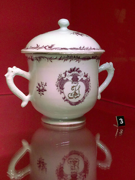 Porcelain sugar bowl made in China c. 1770–90, imported by the SOIC, City Museum of Gothenburg