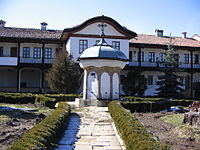 Чешмата в двора на Соколския манастир, до Етъра