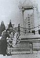 宋庆龄向黄花岗七十二烈士墓献花圈，1938年8月