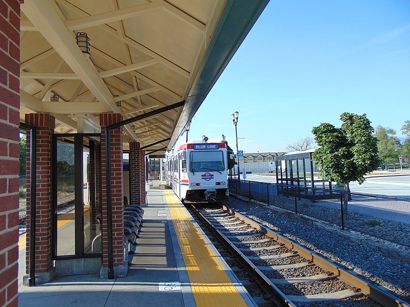 File:Southbound Blue Line TRAX at Meadowbrook station, Aug 16.jpg