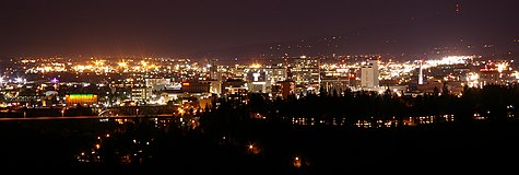 Panorama Spokane nocą z południowego zachodu w Palisades Park