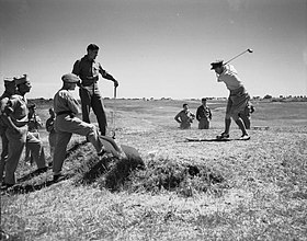 Bobby Locke, İtalyan Kampanyası sırasında (1944 yazı) Roma'da golf oynadı.  Tommy Bolt ayakta, sırasını bekler.