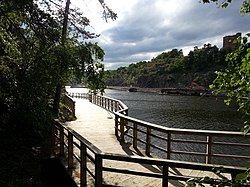 Strandpromenaden nedanför urskogen Ryssbergen