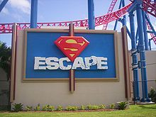 El logo de Superman representa por sí solo al personaje. En la fotografía, el logo en la montaña rusa Superman Escape del parque Movie World. Warner Bros en Australia.